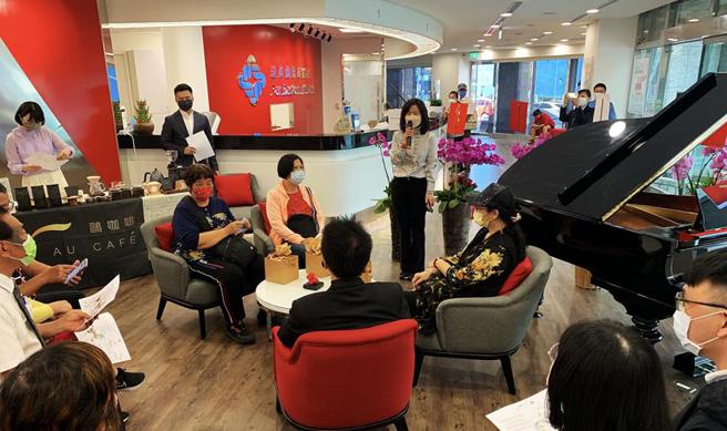 （远东商银在地服务超过20多年的林口分行，3月重新改装后开幕，注入钢琴元素，让民眾体验片刻小确幸。图／远东商银提供）