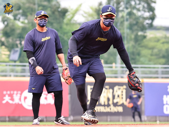 中信兄弟赛前多数球员都戴口罩练习。（中信兄弟提供）