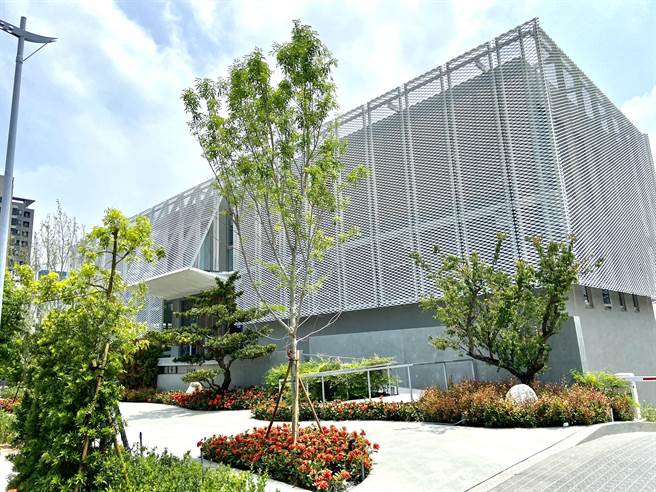 磐兴娘家馆像一座美术馆，运用扩张网设计，如同打开礼物的感觉，也是磐兴要送给城市的一个礼物。（卢金足摄）