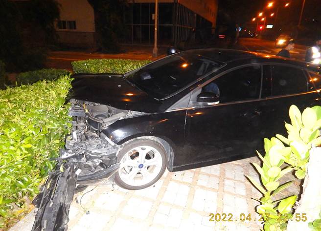 清水区四维东路与大勇路口，昨天深夜发生两车擦’撞的意外，造成两车上共5人，送往梧栖童综合医院就医。(民眾提供)