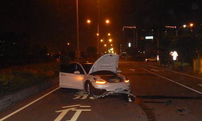 清水区四维东路与大勇路口，昨天深夜发生两车擦’撞的意外，造成两车上共5人，送往梧栖童综合医院就医。(民眾提供)