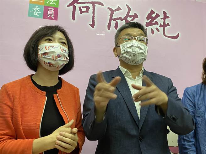 立法院副院长蔡其昌（右），拜访同党立委何欣纯时表示，2人交情深厚，「连插针的缝都没有！」。（张妍溱摄）