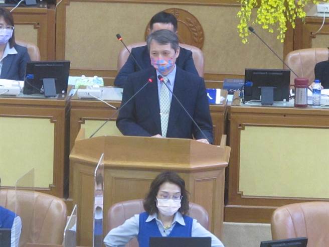 新北市议会进行「新北市外送平台业者管理自治条例」草案二读，劳工局长陈瑞嘉上台接受议员质询。（陈慰慈摄）