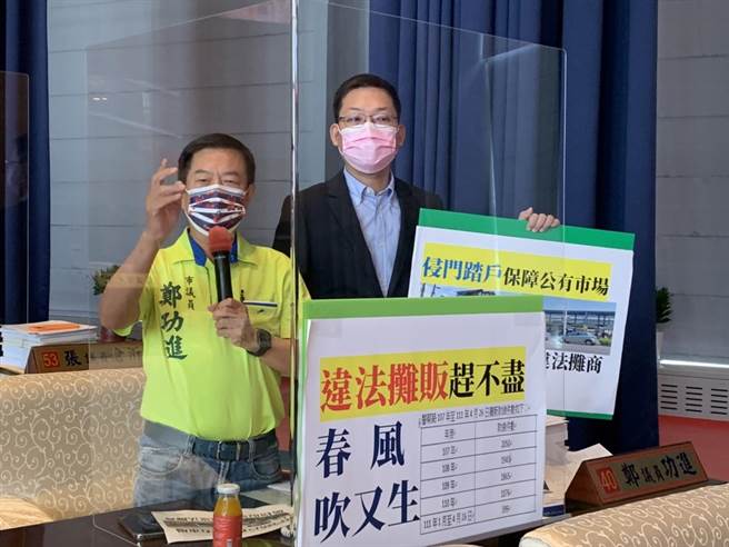 台中市议员郑功进(左起)、林祈烽指出，台中目前设有摊贩集中区设置自治条例，但取缔案件仍多，忧心自治条例沦虚设。(林欣仪摄)