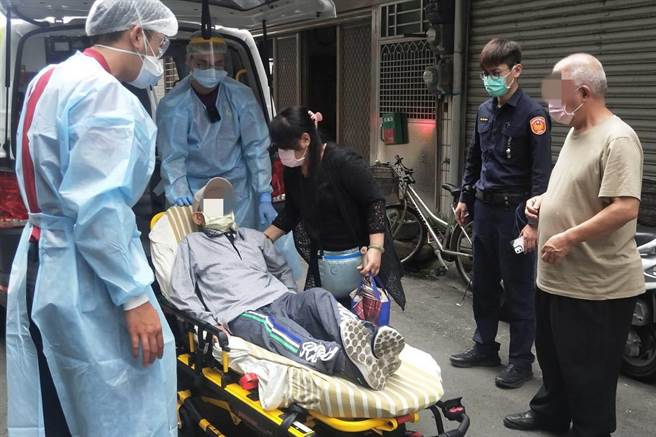 吕翁吃午餐被噎到喘不过气，员警协助送医救回一命。（大园分局提供／蔡明亘桃园传真）
