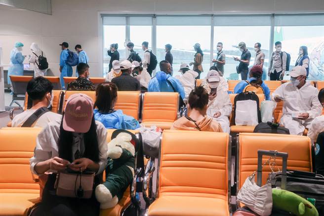 央流行疫情指挥中心因入境隔离採检旅客阳性偏高，自3月22日起实施长程线班机落地採检，现今因本土疫情持续暴增，28日本土案例更已突破万人，已经是入境旅客阳性反应的近100倍，桃园机场航空联席会表示，目前本土与境外移入确诊比例悬殊，是否应该检讨取消已经不符当初落地採检政策的规定，让机场运作恢復正常。图为桃园机场落地採检入境旅客在候机室等候採检。（非新闻当事人）（陈麒全摄）