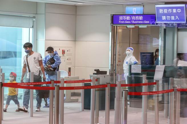 央流行疫情指挥中心因入境隔离採检旅客阳性偏高，自3月22日起实施长程线班机落地採检，现今因本土疫情持续暴增，28日本土案例更已突破万人，已经是入境旅客阳性反应的近100倍，桃园机场航空联席会表示，目前本土与境外移入确诊比例悬殊，是否应该检讨取消已经不符当初落地採检政策的规定，让机场运作恢復正常。图为桃园机场落地採检入境旅客在候机室等候採检。（非新闻当事人）（陈麒全摄）