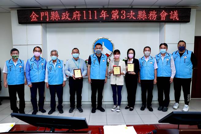 金门县111年度模范公务人员出列，杨镇浯县长颁发奖牌和奖金公开表扬。（县府提供）
