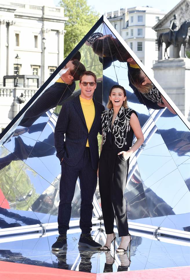 「奇异博士」班尼迪克康柏拜区（左起）和饰演「绯红女巫」的伊莉莎白欧森出席伦敦首映会。（迪士尼提供）