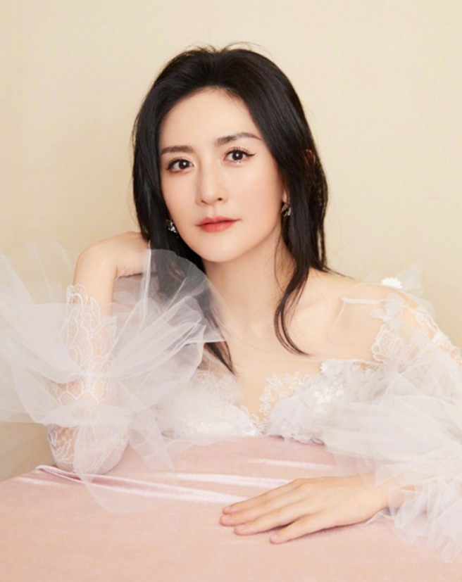 日前传出阿娇录制《乘风破浪》（原《乘风破浪的姐姐》）被主持人谢娜揶揄「可以再瘦一点」，引起争议。(图/ 摘自谢娜微博)