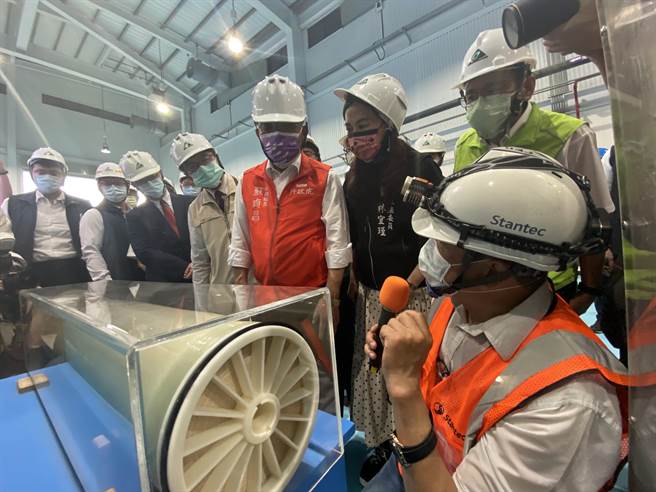 行政院长苏贞昌28日视察永康再生水厂。（曹婷婷摄）