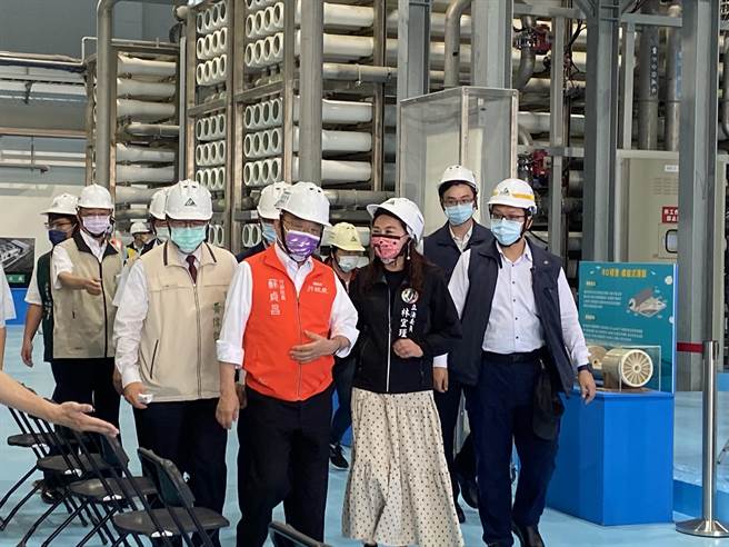 行政院长苏贞昌（左二）28日视察永康再生水厂。（曹婷婷摄）