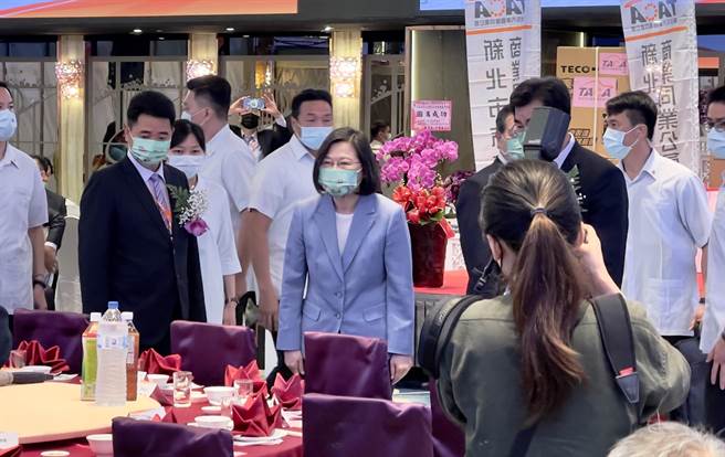 总统蔡英文出席新北市汽车商业同业公会活动，对车商专用牌照议题，表示已请交通部长尽快处理。（吕健豪摄）