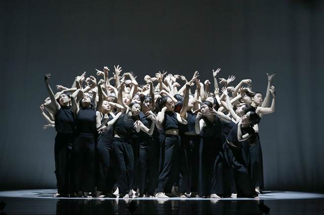 澳洲编舞家史蒂芬妮．雷克（Stephanie Lake）作品《群像》，由台湾编舞家刘奕伶担任排练指导，带领台北市立大学舞蹈学系及中国文化大学舞蹈学系共55名舞者联合演出。(王英豪摄)