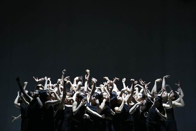 澳洲编舞家史蒂芬妮．雷克（Stephanie Lake）作品《群像》，由台湾编舞家刘奕伶担任排练指导，带领台北市立大学舞蹈学系及中国文化大学舞蹈学系共55名舞者联合演出。(王英豪摄)