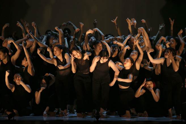 澳洲编舞家史蒂芬妮．雷克（Stephanie Lake）作品《群像》，由台湾编舞家刘奕伶担任排练指导，带领台北市立大学舞蹈学系及中国文化大学舞蹈学系共55名舞者联合演出。(王英豪摄)