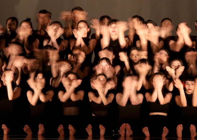 澳洲编舞家史蒂芬妮．雷克（Stephanie Lake）作品《群像》，由台湾编舞家刘奕伶担任排练指导，带领台北市立大学舞蹈学系及中国文化大学舞蹈学系共55名舞者联合演出。(王英豪摄)