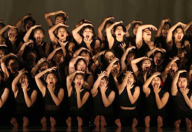 澳洲编舞家史蒂芬妮．雷克（Stephanie Lake）作品《群像》，由台湾编舞家刘奕伶担任排练指导，带领台北市立大学舞蹈学系及中国文化大学舞蹈学系共55名舞者联合演出。(王英豪摄)