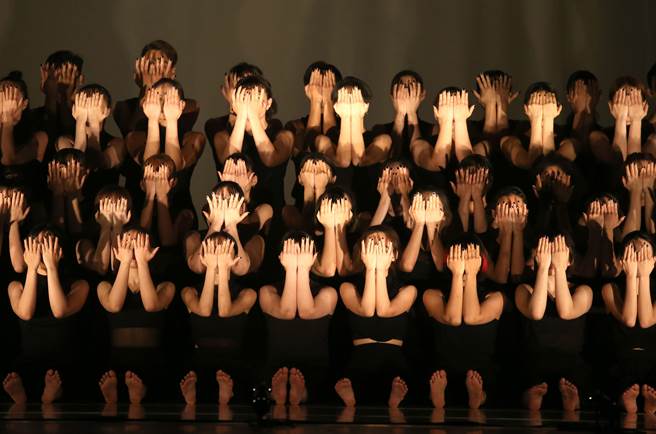 澳洲编舞家史蒂芬妮．雷克（Stephanie Lake）作品《群像》，由台湾编舞家刘奕伶担任排练指导，带领台北市立大学舞蹈学系及中国文化大学舞蹈学系共55名舞者联合演出。(王英豪摄)