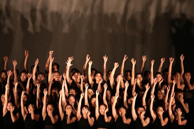 澳洲编舞家史蒂芬妮．雷克（Stephanie Lake）作品《群像》，由台湾编舞家刘奕伶担任排练指导，带领台北市立大学舞蹈学系及中国文化大学舞蹈学系共55名舞者联合演出。(王英豪摄)