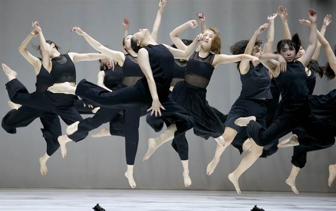 澳洲编舞家史蒂芬妮．雷克（Stephanie Lake）作品《群像》，由台湾编舞家刘奕伶担任排练指导，带领台北市立大学舞蹈学系及中国文化大学舞蹈学系共55名舞者联合演出。(王英豪摄)