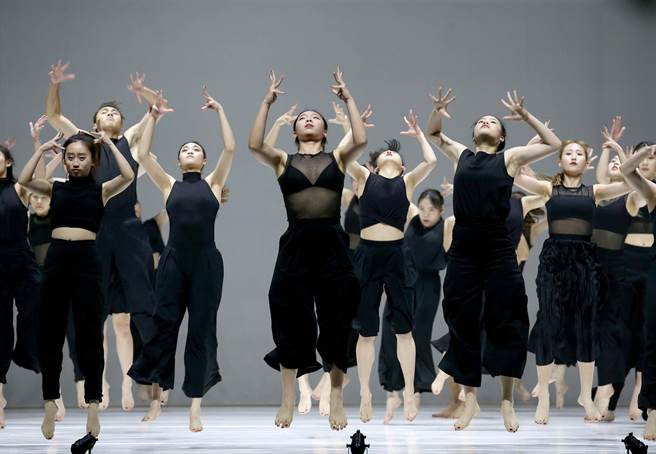 澳洲编舞家史蒂芬妮．雷克（Stephanie Lake）作品《群像》，由台湾编舞家刘奕伶担任排练指导，带领台北市立大学舞蹈学系及中国文化大学舞蹈学系共55名舞者联合演出。(王英豪摄)