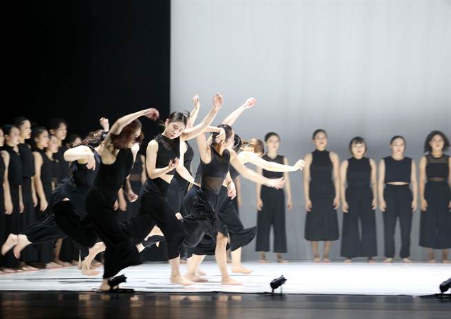 澳洲编舞家史蒂芬妮．雷克（Stephanie Lake）作品《群像》，由台湾编舞家刘奕伶担任排练指导，带领台北市立大学舞蹈学系及中国文化大学舞蹈学系共55名舞者联合演出。(王英豪摄)