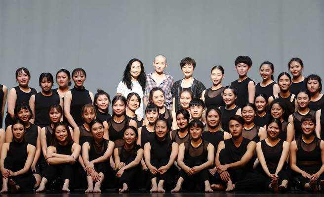 澳洲备受瞩目编舞家史蒂芬妮．雷克（Stephanie Lake）作品《群像》谈论人与人关系间相互牵引的主导与跟从，由台湾编舞家刘奕伶（后中）担任排练指导，带领台北市立大学舞蹈学系及中国文化大学舞蹈学系，共55名舞者联合演出。(王英豪摄)