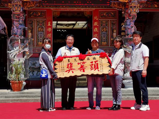 為推廣台南楠西芒果知名度，楠西區公所2020年起舉辦愛文王競賽，市長黃偉哲（左二）還親到現場頒獎，今年仍持續舉辦。（本報資料照片）