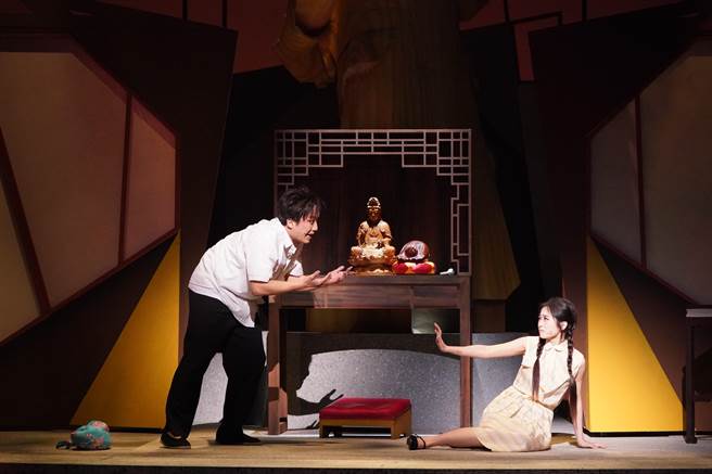 榮興客家劇團將文學家鍾肇政小說搬上舞台，推出客家戲《中元的構圖》，描述主角阿木歷經戰爭後的餘生，過著失序而瘋狂、遊魂般的日子，點出戰爭的殘酷。（國立傳統藝術中心提供）