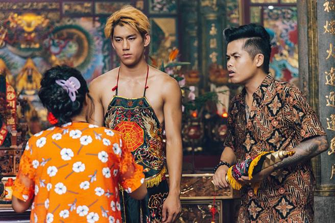 张再兴在《村里来了个暴走女外科》与朱轩洋有许多对手戏。（公视提供）