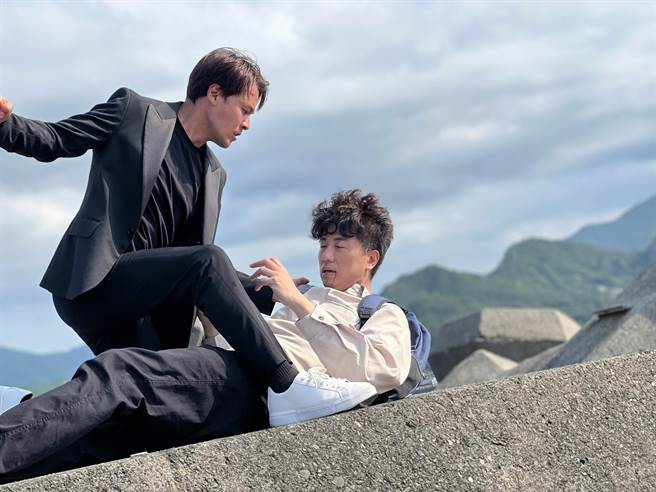 黄文星、吴皓升烈日下对戏。（民视提供）