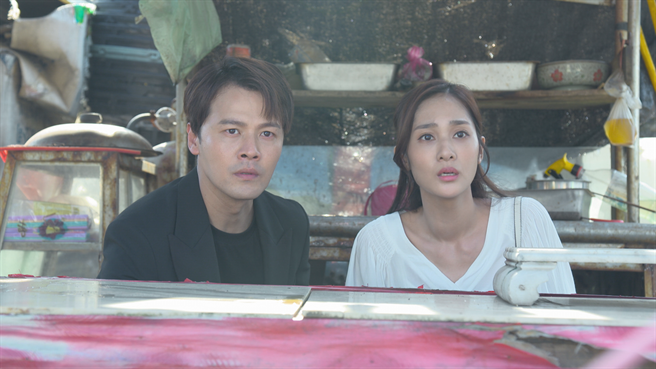 邱子芯(右)跟黄文星(左)联手将剧中爸爸吴皓升抓去坐牢。（民视提供）