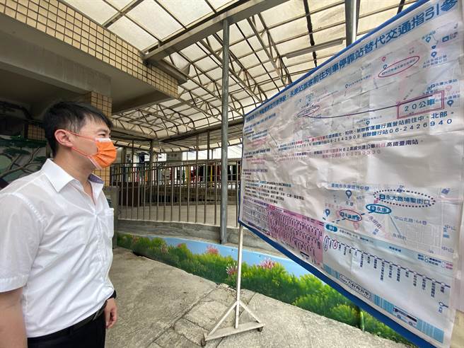 因应台铁列车5月1日全面停驶，永康车站志工制作巨幅转乘资讯看板，5月1日当天也会安排专人解说转乘讯息。（曹婷婷摄）