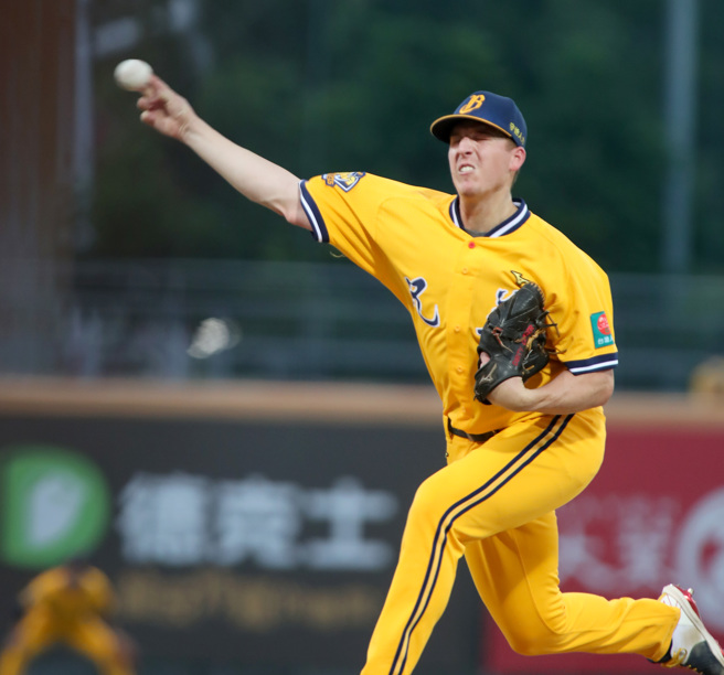 中信兄弟泰迪先發3.1局狂失7分。（資料照，鄭任南攝）