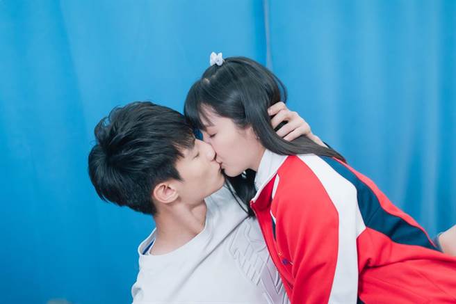 黄柏峰与冯容洁为《机智校园生活》献萤幕初吻。（TVBS提供）