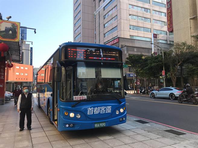 台鐵五一停駛，基隆客運業者助疏運。（陳彩玲攝）