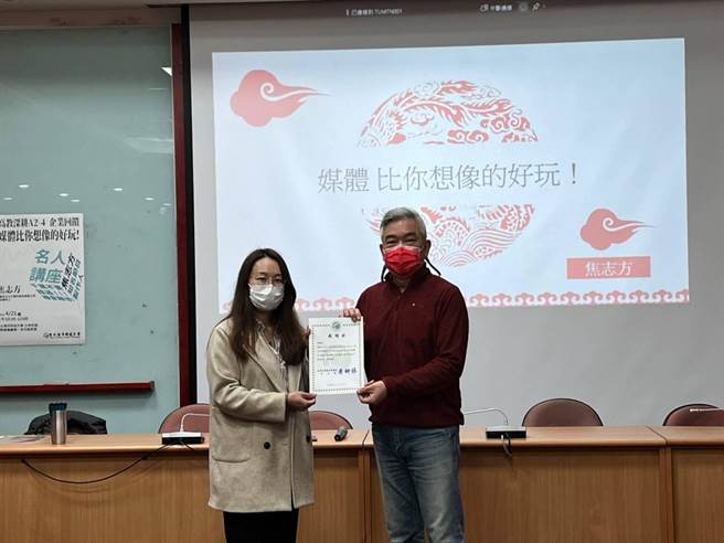 焦志方（右）到海大授課，領取感謝狀。（台北海大提供）