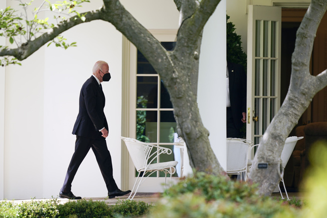 CNN專家指出，俄烏戰爭已改變全球政治局勢，且若演變成持久戰，美國選民對戰事的關注恐被經濟問題壓過，對拜登不利。（圖／美聯社）