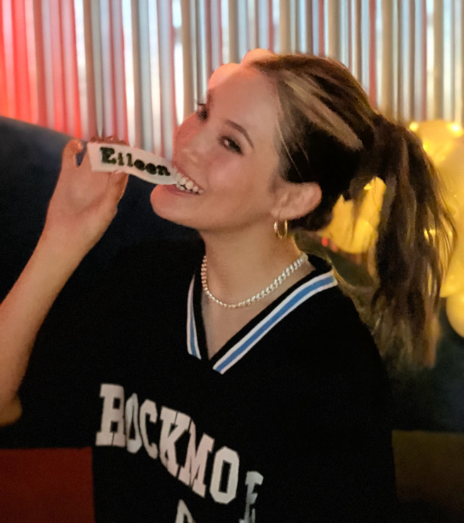 北京冬奥会结束之后，谷爱凌并没有闲着，学习花样滑冰、与苏翊鸣一起前往国家衝浪队体验衝浪、参观故宫、学习物理等等。（图／Ins:eileen_gu_)