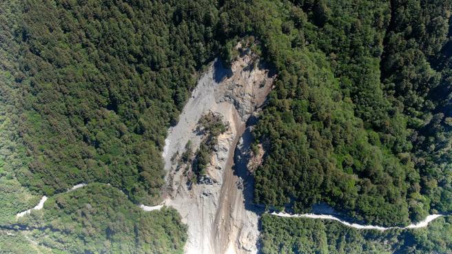 中橫關原段大崩塌空拍照曝光。（公路總局提供）