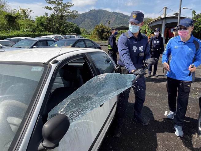 埔里員警擔心賓士車內男女發生意外，進行破窗，結果是烏龍一場，被要求賠償維修費。圖為埔里警分局員警利用報廢車演練砸窗資料照。（埔里警分局提供／陳淑芬南投傳真）