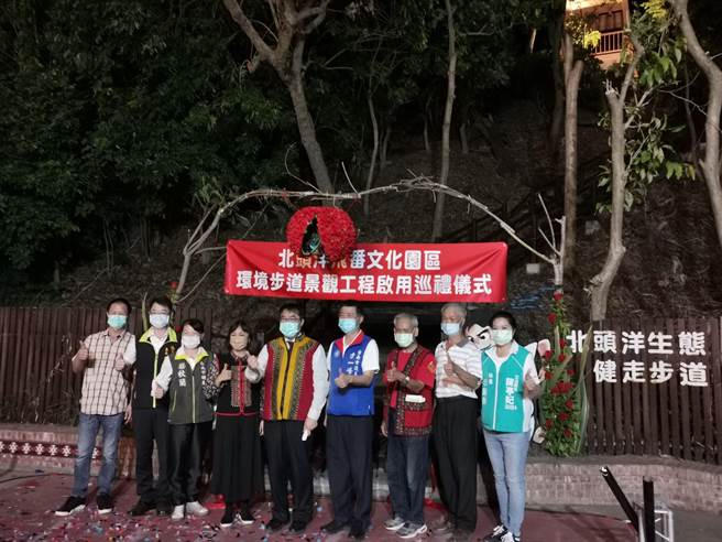 台南市长黄伟哲(中)28日晚间参加北头洋飞番文化园区环境步道景观工程启勇仪式。(刘秀芬摄)