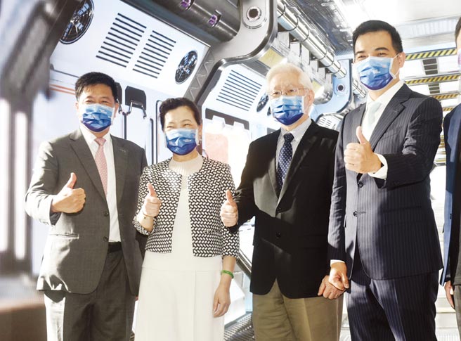 Touch Taiwan 2022智慧显示展27日登场，友达董事长彭双浪（左一）、友达总经理柯富仁（右一）邀请经济部部长王美花（左二）及科技部部长吴政忠（右二）参观各项展出。图／顏谦隆