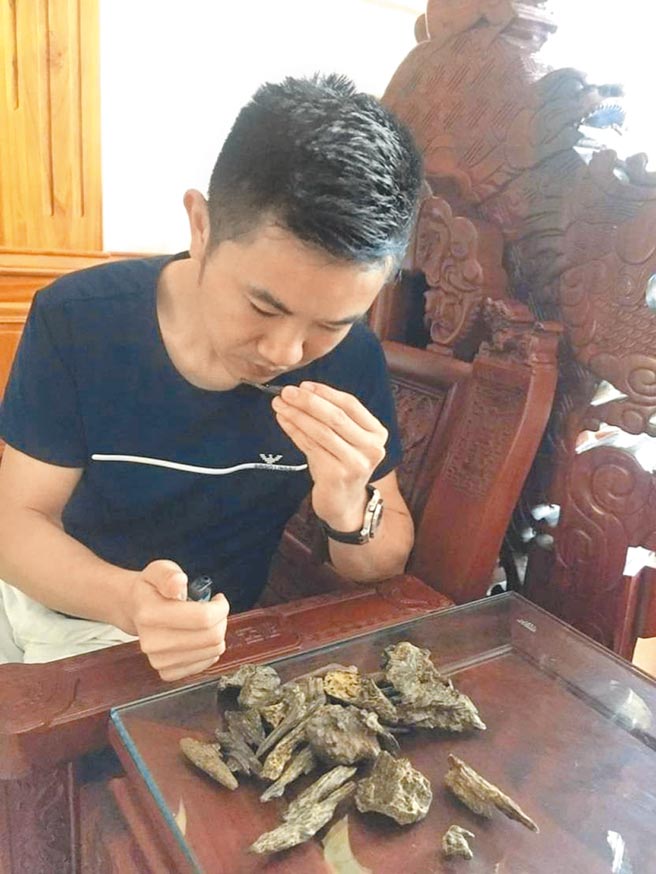 沉香達人郭檜木從事專業沉香鑑定將近20年，可以分辨市場沉香的真假，受業界肯定。圖／業者提供