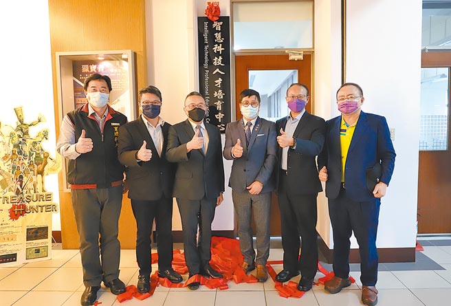 育达科大黄荣鹏校长（左三起）与智泰科技公司董事长许志青签订产学合作，双方共同成立「智慧科技人才培育中心」培育人工智慧人才，揭牌后与贵宾合影。图／育达科大提供