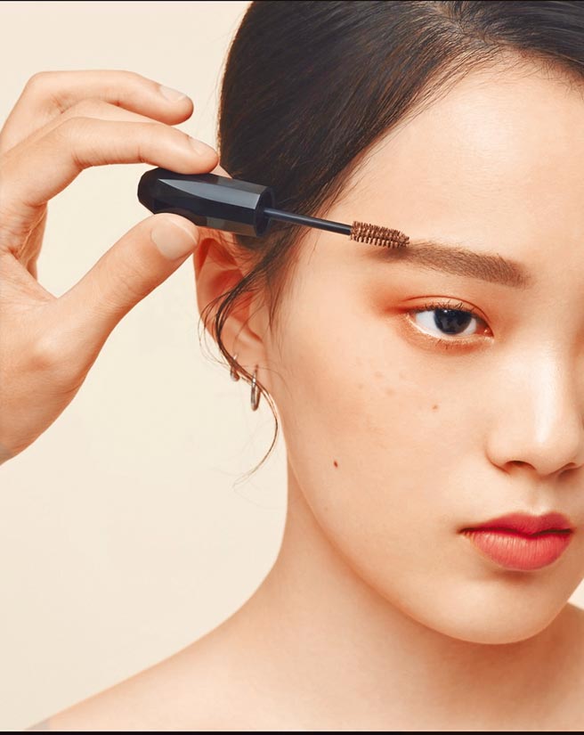 KISSME联手OVER：FACE Management的Artists团队，掌握玩眉关键，打造今夏原生高级感妆容。图／业者提供