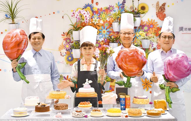 远东百货营运长林彰丰（左起）与总经理徐雪芳、企划长刘志成和超市餐饮部协理陈佑任，共同推荐母亲节甜品。图／业者提供