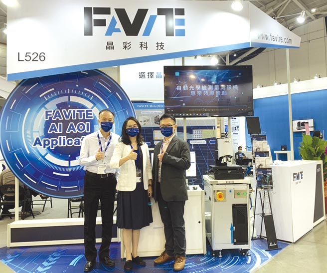 晶彩科技业务总监蓝庭军（左起）、设备事业群总经理王子越、业务总监黄麒豪。图／晶彩科技提供