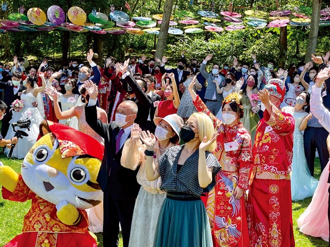 苗栗县长徐耀昌、歌手戴爱玲与新人温馨幸福合照。图／业者提供